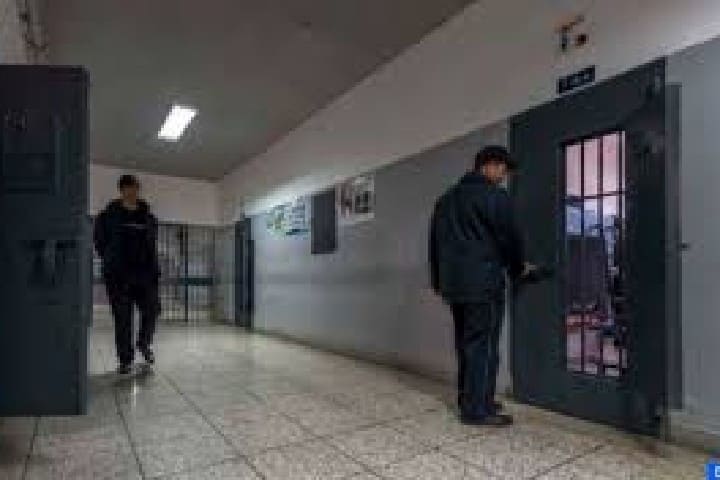 سنتان حبسا نافذا وغرامة مالية لشاب اعتدى على والدته وشقيقته بالحسيمة