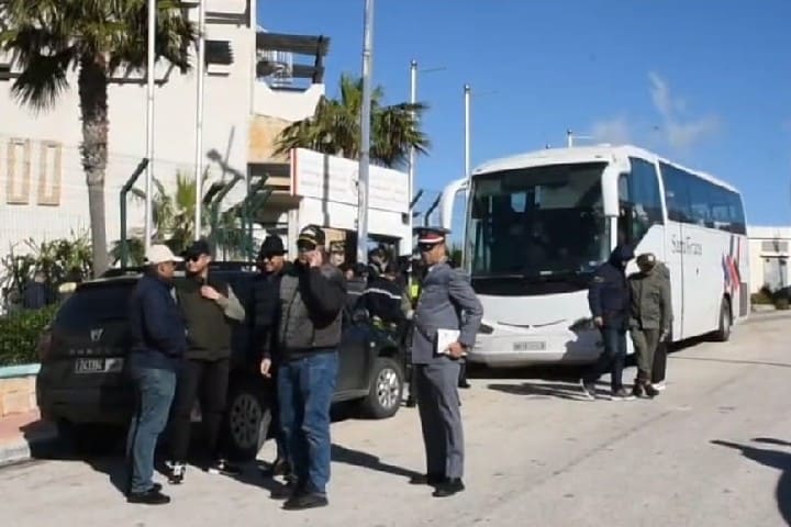 عودة متضرري فيضانات القصر الكبير إلى منازلهم وتعبئة شاملة لدعمهم