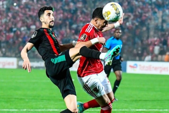 الكاف تفتح تحقيقاً تأديبياً بعد أحداث مباراة الأهلي والجيش الملكي في دوري الأبطال