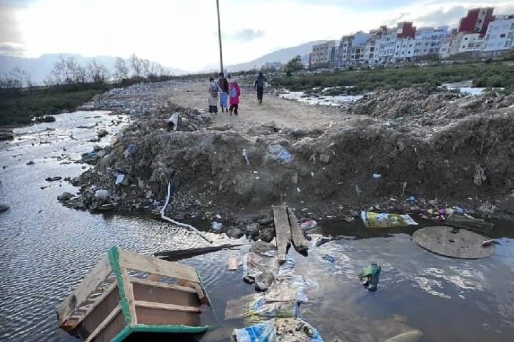 برك مائية تعزل تلاميذ حي الديزة بمرتيل… ومطالب بحل عاجل لفك معاناة التنقل