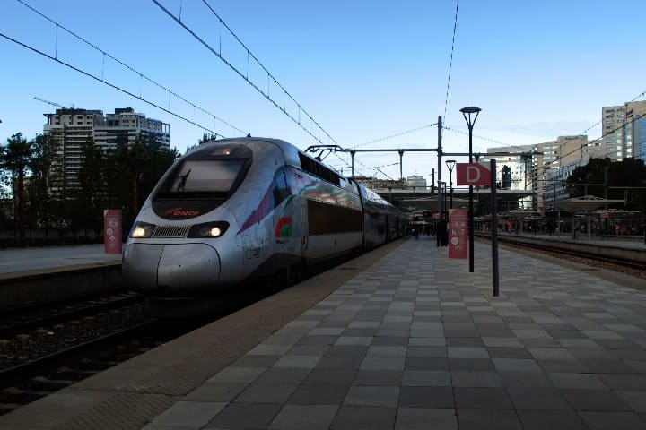 لغز دهس لاعبتين شابتين بسكة القطار يهز الدار البيضاء ويصدم أسرة الكرة النسوية