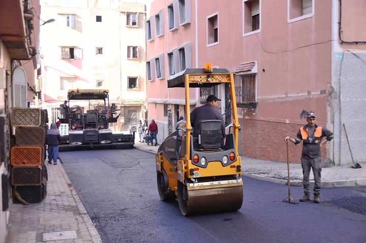 مقاطعة البرنوصي تباشر عملية تزفيت واسعة