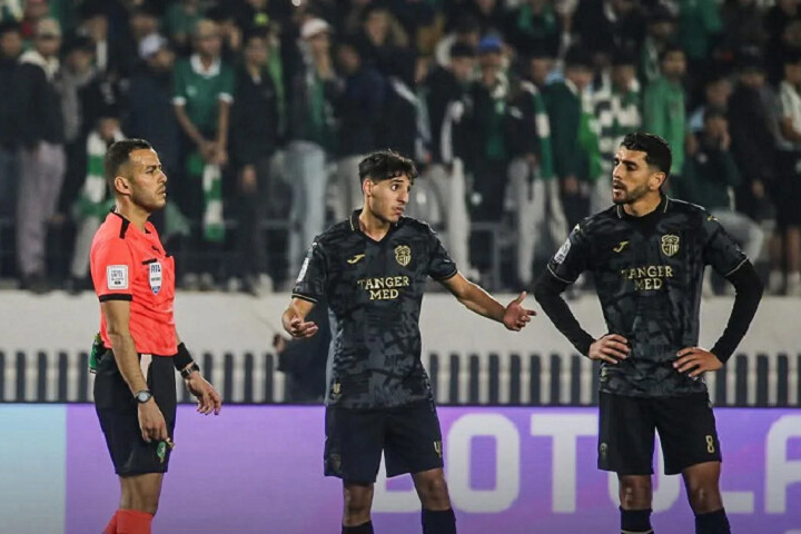 الجامعة تعاقب طاقم تحكيم مباراة الرجاء الرياضي واتحاد طنجة