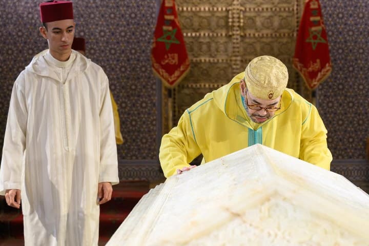 أمير المؤمنين يحيي ذكرى وفاة جده المغفور له الملك محمد الخامس