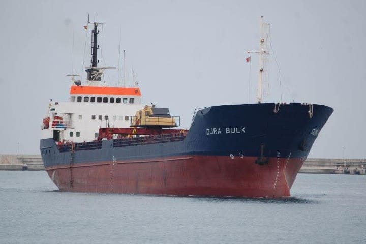 غرق سفينة تحمل علم دولة بنما قبالة سواحل العيون و طرفاية