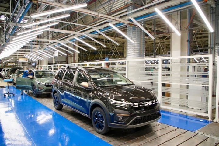 قرار جزائري بمنع سيارات “رونو” المصنّعة في المغرب والشركة الفرنسية ترد