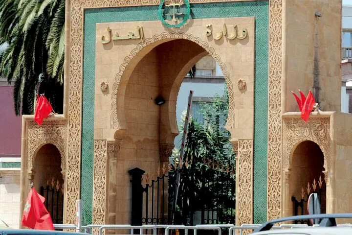 وزارة العدل تطلق منصة “المسطرة الغيابية” لنشر أسماء المتابعين قضائيا في حالة فرار