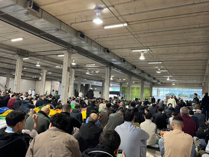 صلاة  وفرحة عيد الفطر في هولندا: مناسبة تجمع أفراد الجالية المغربية