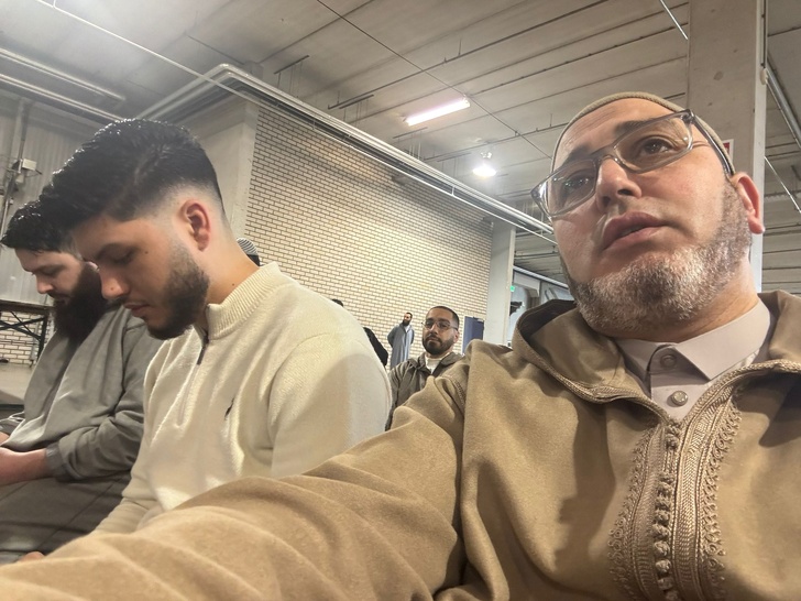 صلاة وفرحة عيد الفطر في هولندا: مناسبة تجمع أفراد الجالية المغربية صلاة وفرحة عيد الفطر في هولندا: مناسبة تجمع أفراد الجالية المغربية