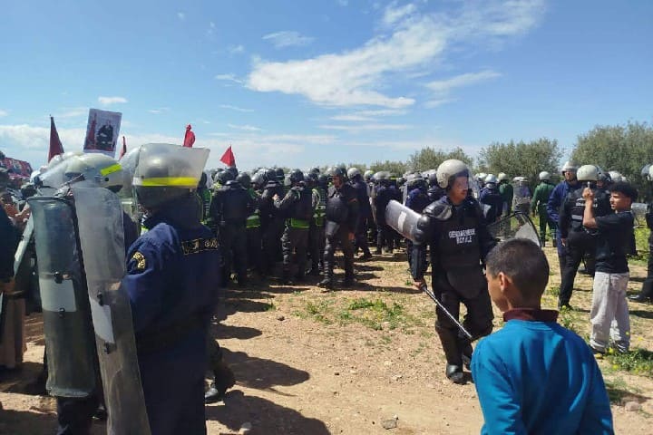 توتر ميداني بقلعة السراغنة.. مواجهات عنيفة بين السلطات وساكنة “أولاد الرامي” بسبب مقلع أحجار