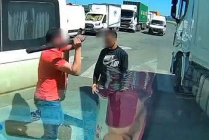 هل يعد حمل "عصا خشبية" في السيارة جريمة في القانون المغربي؟