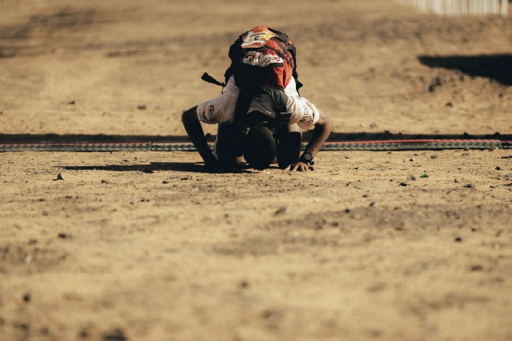 ماراطون الرمال: محمد المرابطي يوسع الفارق قبل مرحلة الختام