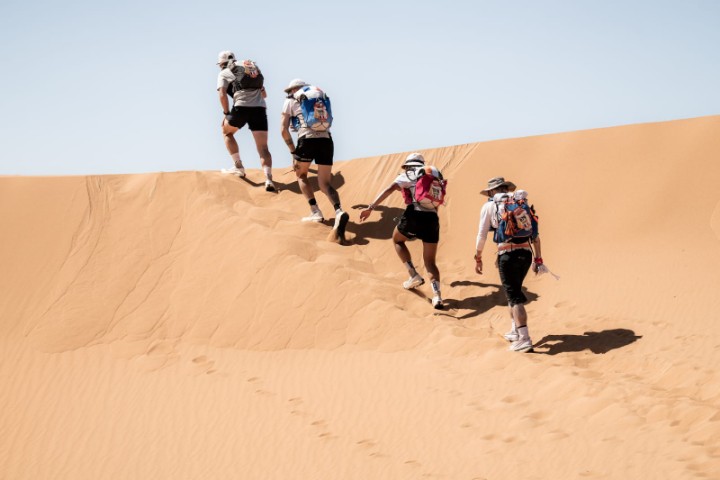 ماراطون الرمال: محمد المرابطي يوسع الفارق قبل مرحلة الختام