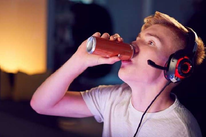 مشروبات الطاقة تحت المجهر: دعوات عاجلة لحماية القاصرين من “إدمان مقنّع”