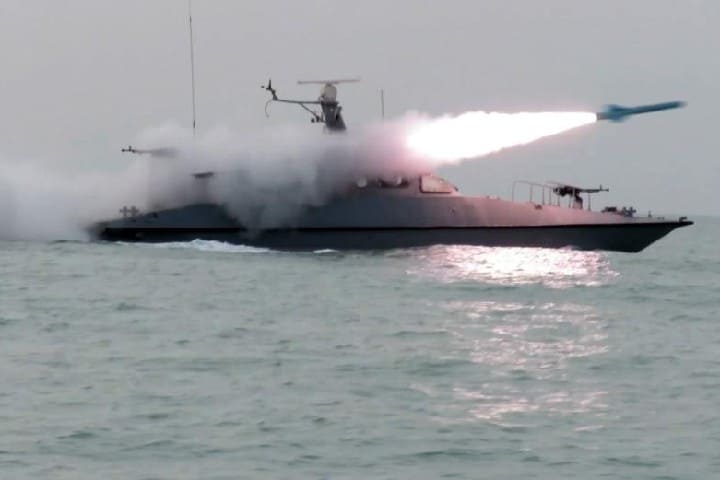 التصعيد يبلغ ذروته… واشنطن تفرض حصاراً بحرياً على إيران والنفط يقفز فوق 100 دولار