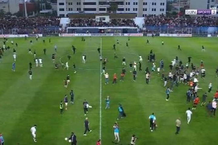 فوضى تُربك نصف النهائي القاري… اقتحام أرضية الملعب يؤجل انطلاق مباراة آسفي ويضع الفريق تحت مجهر “الكاف”