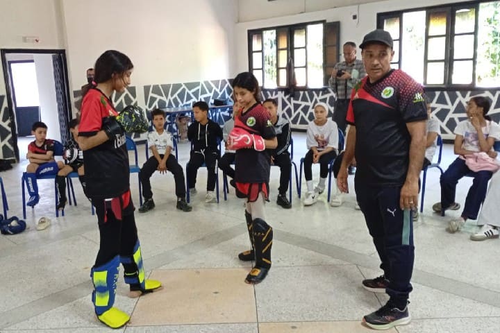 المدرب والحكم الوطني محمد لحريشي يؤطر ورشة رياضة فنون الحرب بمشرع بلقصيري