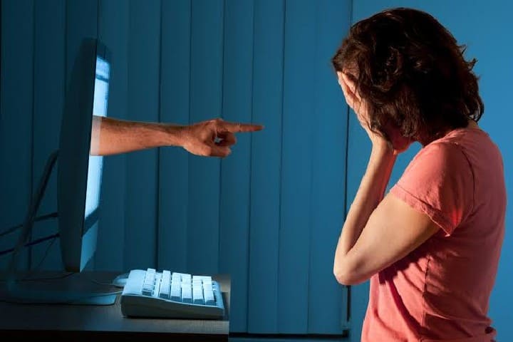 أحكام بالسجن النافذ في قضية ابتزاز إلكتروني وانتهاك للحياة الخاصة بالحسيمة