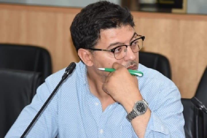 هزم نفسه بنفسه...