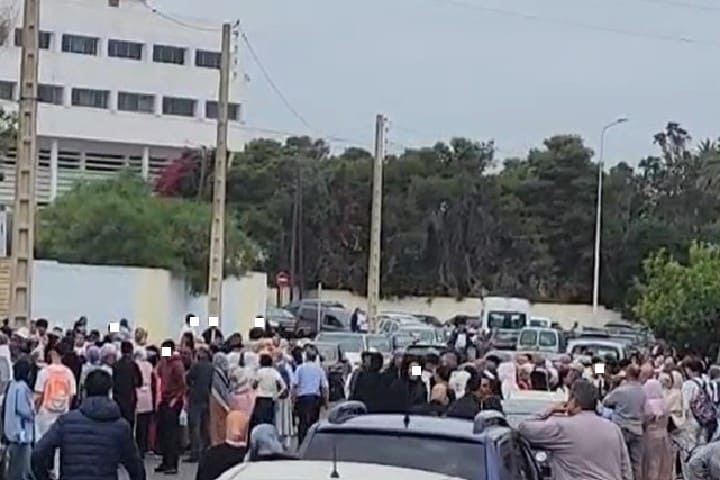 الجديدة: ظاهرة احتشاد الأمهات والآباء  أمام مراكز امتحانات الباكالوريا