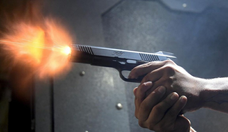 أزرو.. موظف شرطة يضطر لاستعمال سلاحه الوظيفي لتوقيف شخص حرض 