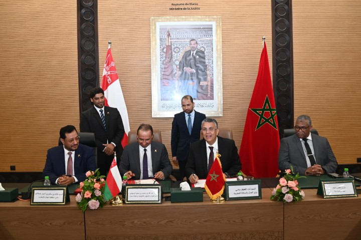 المغرب وسلطنة عُمان يعززان شراكتهما بتوقيع مذكرة تفاهم لتطوير التكوين القانوني والمهني