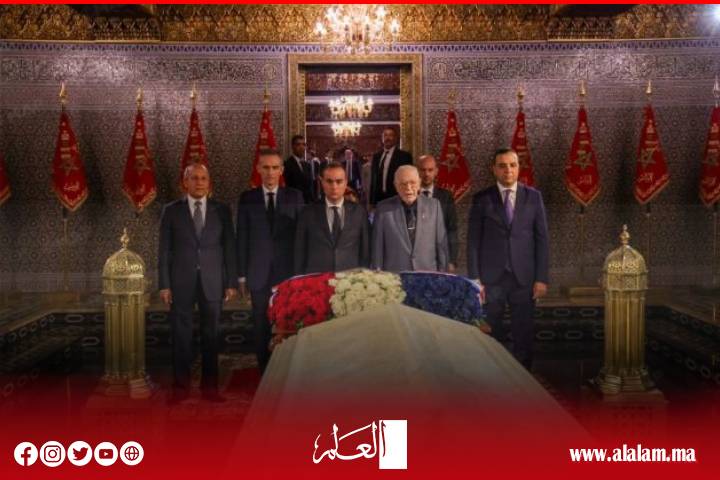 الوزير الأول الفرنسي يستهل زيارته للمغرب بزيارة ضريح محمد الخامس