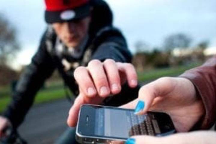 سرقة هاتف مواطن في واضحة النهار قرب غابة حي ميناضور بالحسيمة تثير مخاوف الساكنة