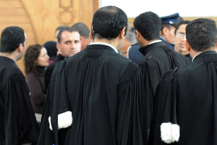 المحامون يواصلون شل المحاكم المغربية في معركة "لي الذراع" مع الحكومة