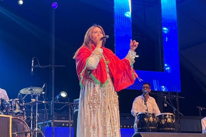 الفنانة صابرينا… صوت الحسيمة الذي عبر الحدود وأدخل الأغنية الريفية إلى بيوت المغاربة