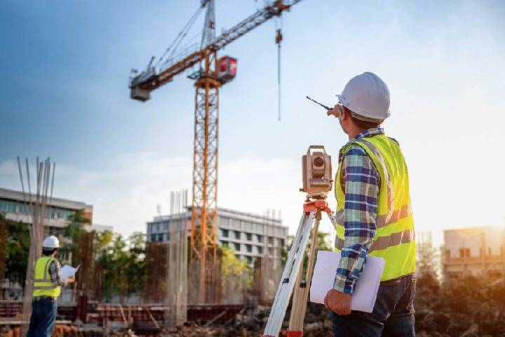 التموين والسيولة أبرز التحديات.. المقاولات المغربية تراهن على انتعاش الصناعة والبناء