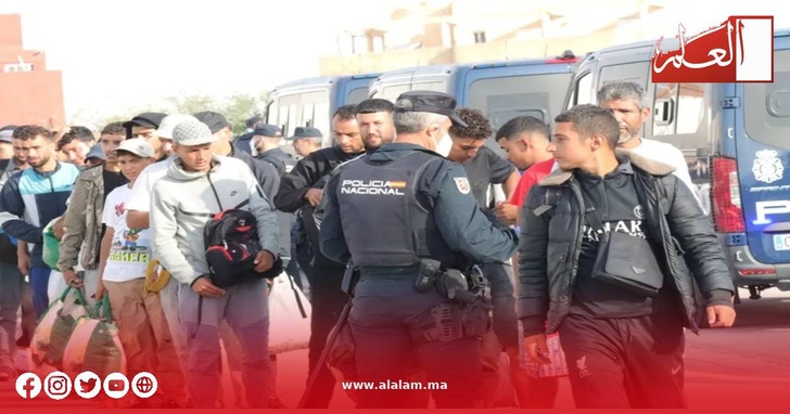 الشرطة الإسبانية خلال نقل مهاجرين من تجمع لوما كولمينار إلى مركز استقبال مؤقت في سبتة يوم 13 شتنبر 2026