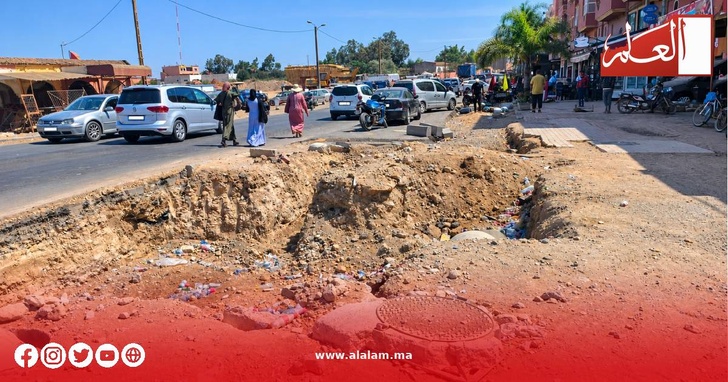 مشاهد توثق تعثر الأشغال وما خلّفته من حفر وأتربة بمركز سيدي إسماعيل بإقليم الجديدة