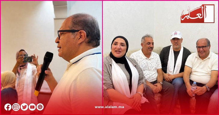 الأستاذ عبد العزيز حيون المفتش الإقليمي للحزب بعمالة طنجة-أصيلة وعدد من المشاركين في اللقاء المنظم ضمن الحملة الانتخابية