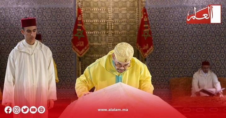 الملك محمد السادس، مرفوقًا بولي العهد الأمير مولاي الحسن، خلال زيارة سابقة لضريح محمد الخامس بالرباط (صورة أرشيفية)