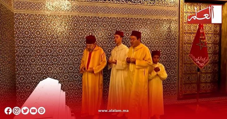 جلالة الملك محمد السادس وأفراد الأسرة الملكية يترحمون على روح فقيد المغرب الملك الحسن الثاني جلالة الملك محمد السادس وأفراد الأسرة الملكية يترحمون على روح فقيد المغرب الملك الحسن الثاني