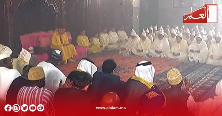 جلالة الملك محمد السادس والحضور خلال إحدى فقرات الحفل الديني بضريح محمد الخامس في الرباط