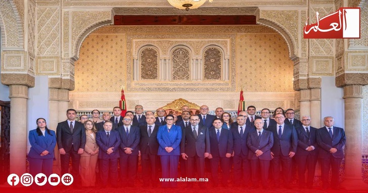 الملك محمد السادس يتوسط أعضاء الحكومة الجديدة عقب مراسم تعيينهم بالقصر الملكي بالرباط