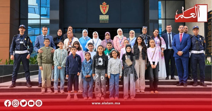 صورة تذكارية للزوار برفقة أطر الأمن الوطني أمام المتحف بالرباط صورة تذكارية للزوار برفقة أطر الأمن الوطني أمام المتحف بالرباط