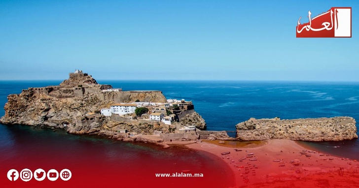 صخرة باديس المتصلة بالساحل المغربي عبر لسان بري ضيق صخرة باديس المتصلة بالساحل المغربي عبر لسان بري ضيق