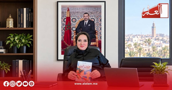 الشاعرة حليمة صومعي تتسلم النسخ الأولى من «جراحات الهوى» الشاعرة حليمة صومعي تتسلم النسخ الأولى من «جراحات الهوى»
