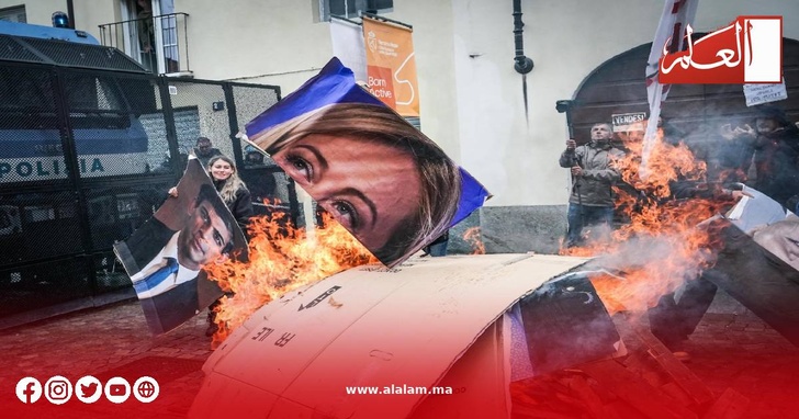 إحراق صور خلال احتجاج مناهض للحكومة الإيطالية إحراق صور خلال احتجاج مناهض للحكومة الإيطالية