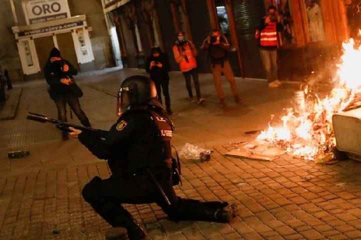 اضطرابات عنيفة في إسبانيا.. 128 معتقلاً وسط مخاوف من توظيف اليمين المتطرف للأزمة