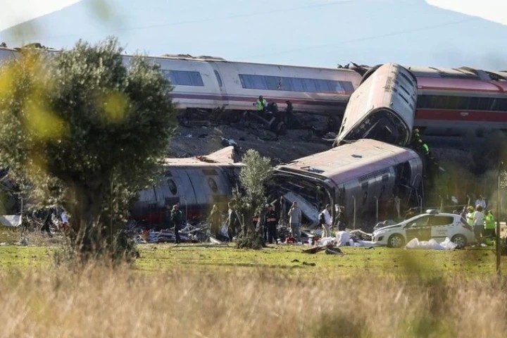 عشرات القتلى في حادث اصطدام قطارين بإسبانيا والحصيلة مرشحة للارتفاع