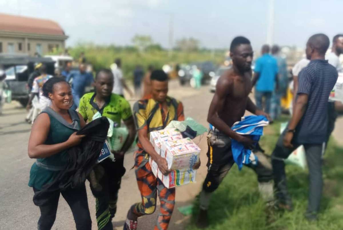 آلاف من الجياع النيجيريين يهجمون على مستودعات الغذاء ليطعموا أولادهم آلاف من الجياع النيجيريين يهجمون على مستودعات الغذاء ليطعموا أولادهم