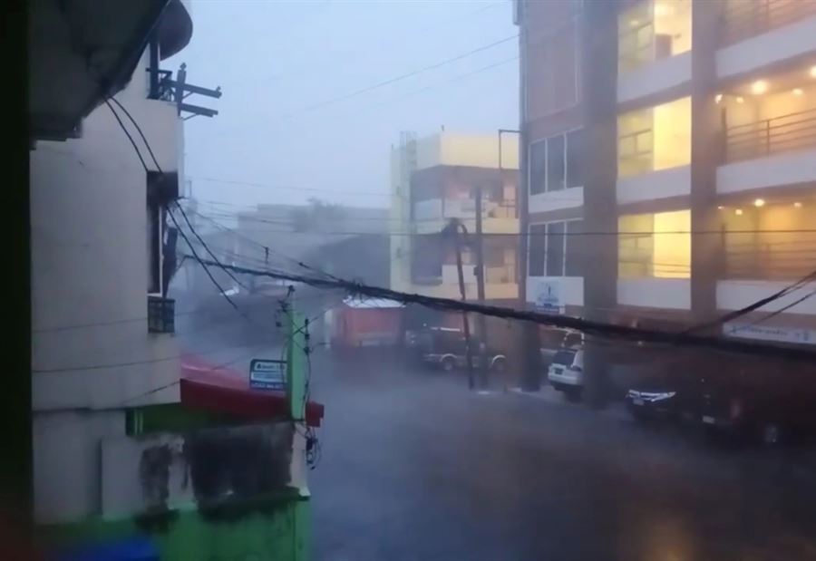 بالفيديو.. إعصار مُدمر يضرب دولة الفلبين