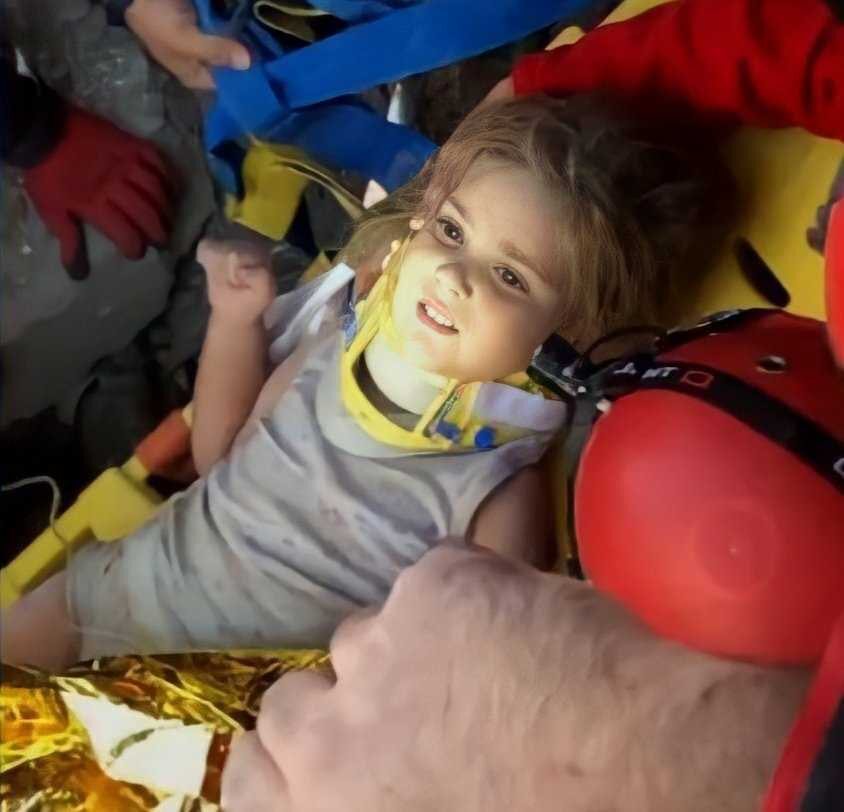 زلزال أزمير.. إنقاذ طفلة تركية بعد بقائها تحت الأنقاض 91 ساعة