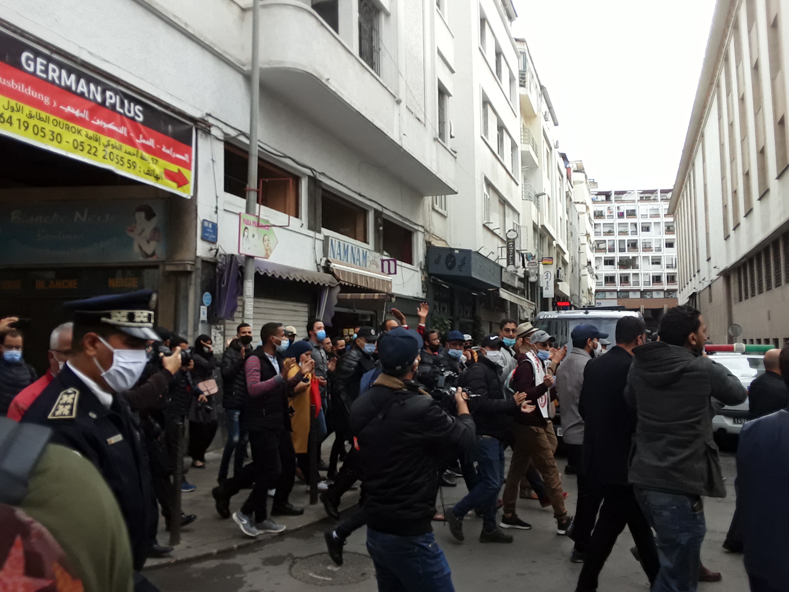 بالفيديو: منع وقفة احتجاجية لأساتذة التعاقد بالدار البيضاء بالفيديو: منع وقفة احتجاجية لأساتذة التعاقد بالدار البيضاء