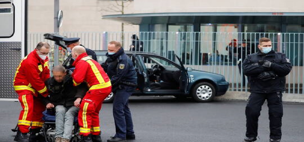 سيّارة مكتوب عليها عبارات غاضبة تصدم بوابة مقرّ «ميركل» في برلين