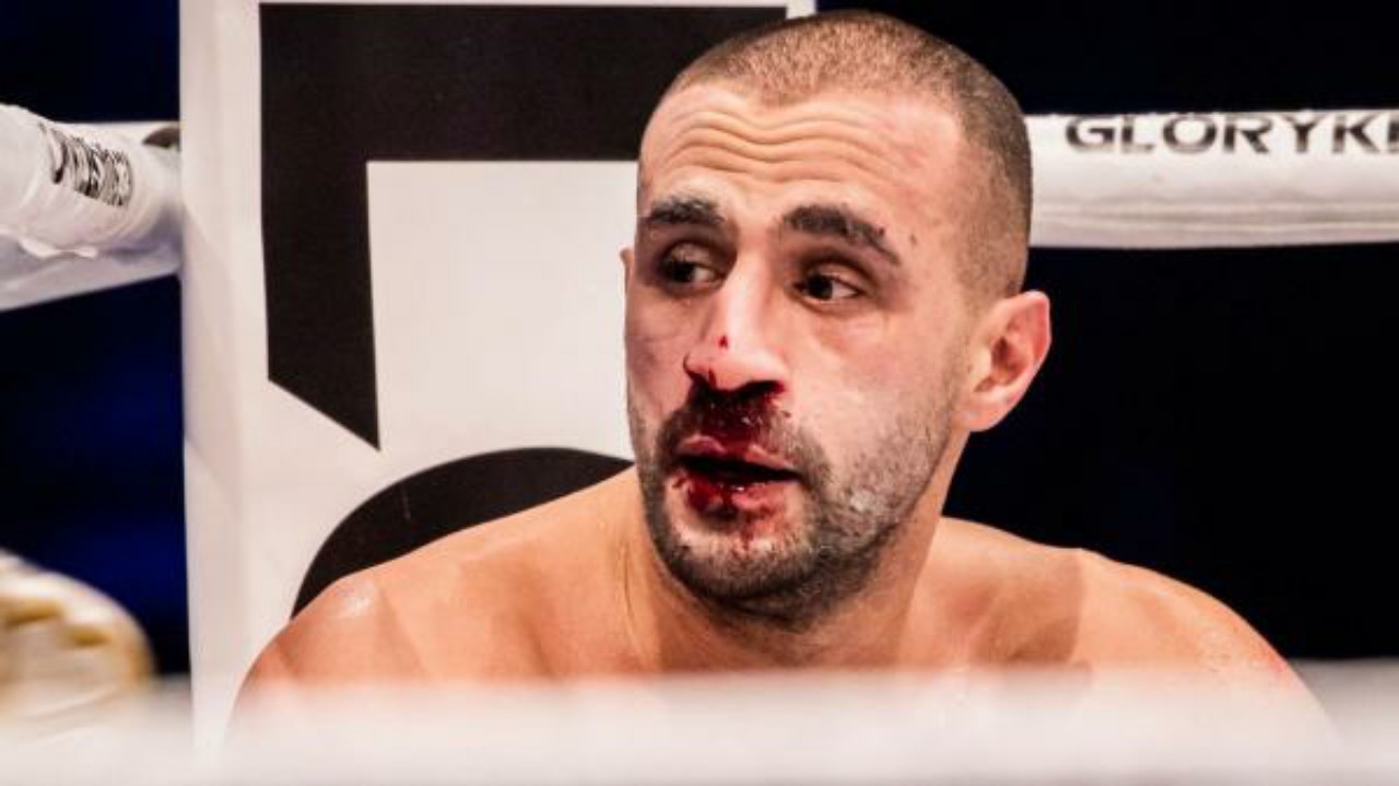 بدر هاري يسقط أمام الروماني بنجامين بالضربة القاضية بدر هاري يسقط أمام الروماني بنجامين بالضربة القاضية